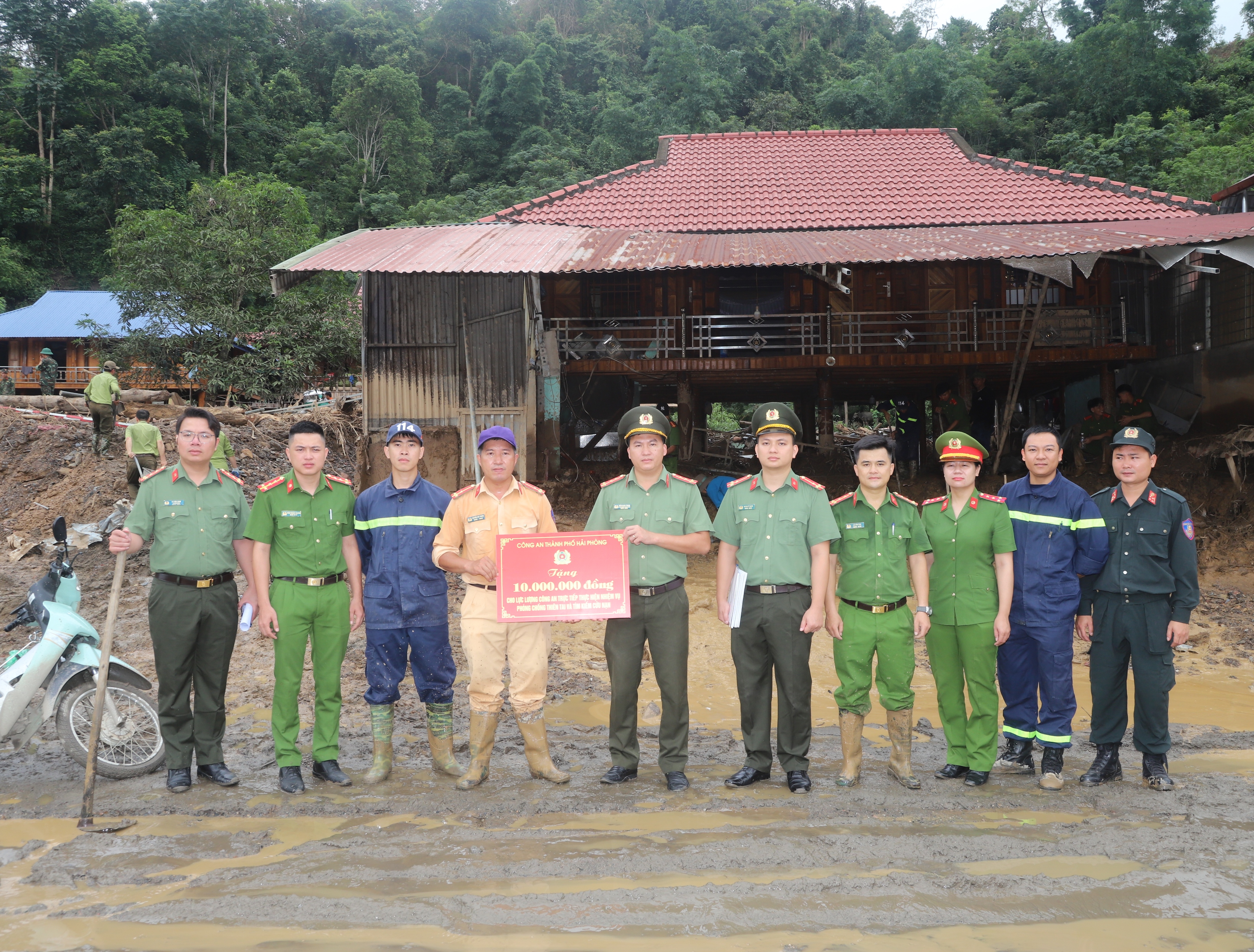 Công an thành phố hỗ trợ CBCS Công an và nhân dân bị ảnh hưởng bởi cơn bão số 2 tại tỉnh Điện Biên 200 triệu đồng